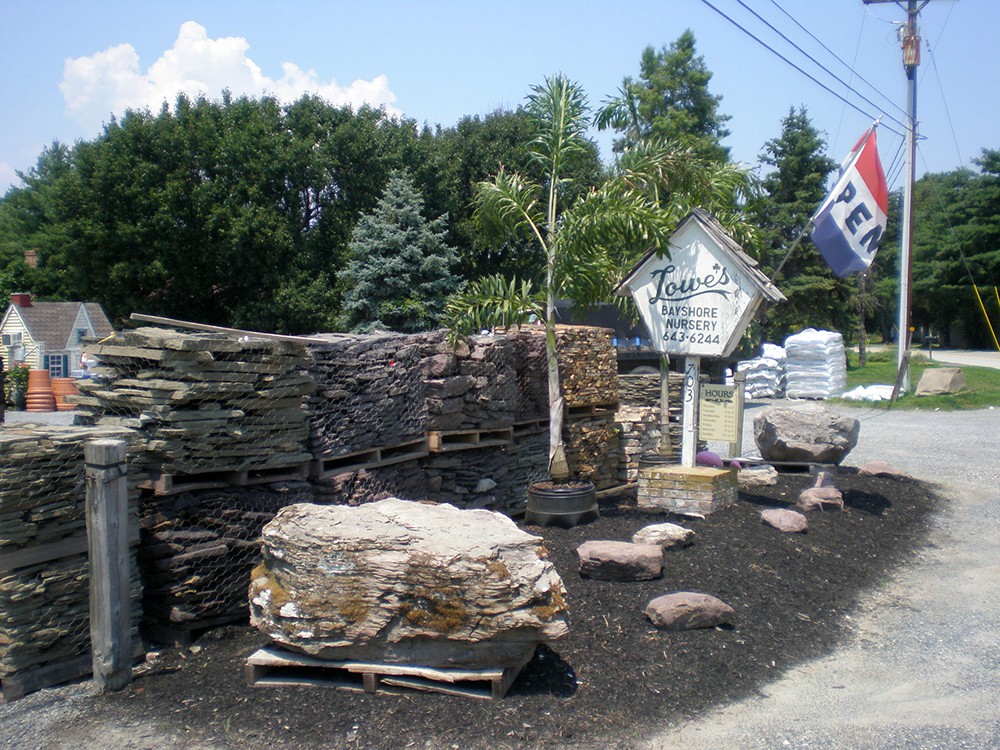 Lowe’s Bayshore roadside sign with pallets of landscape stone